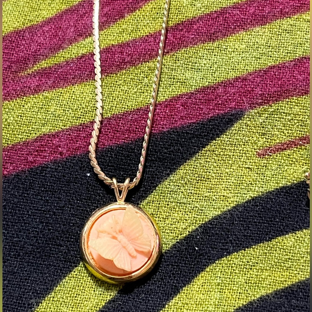 Vintage Trifari Butterfly Cameo Gold Tone Pendant Necklace Not Original Chain - Picture 4 of 6